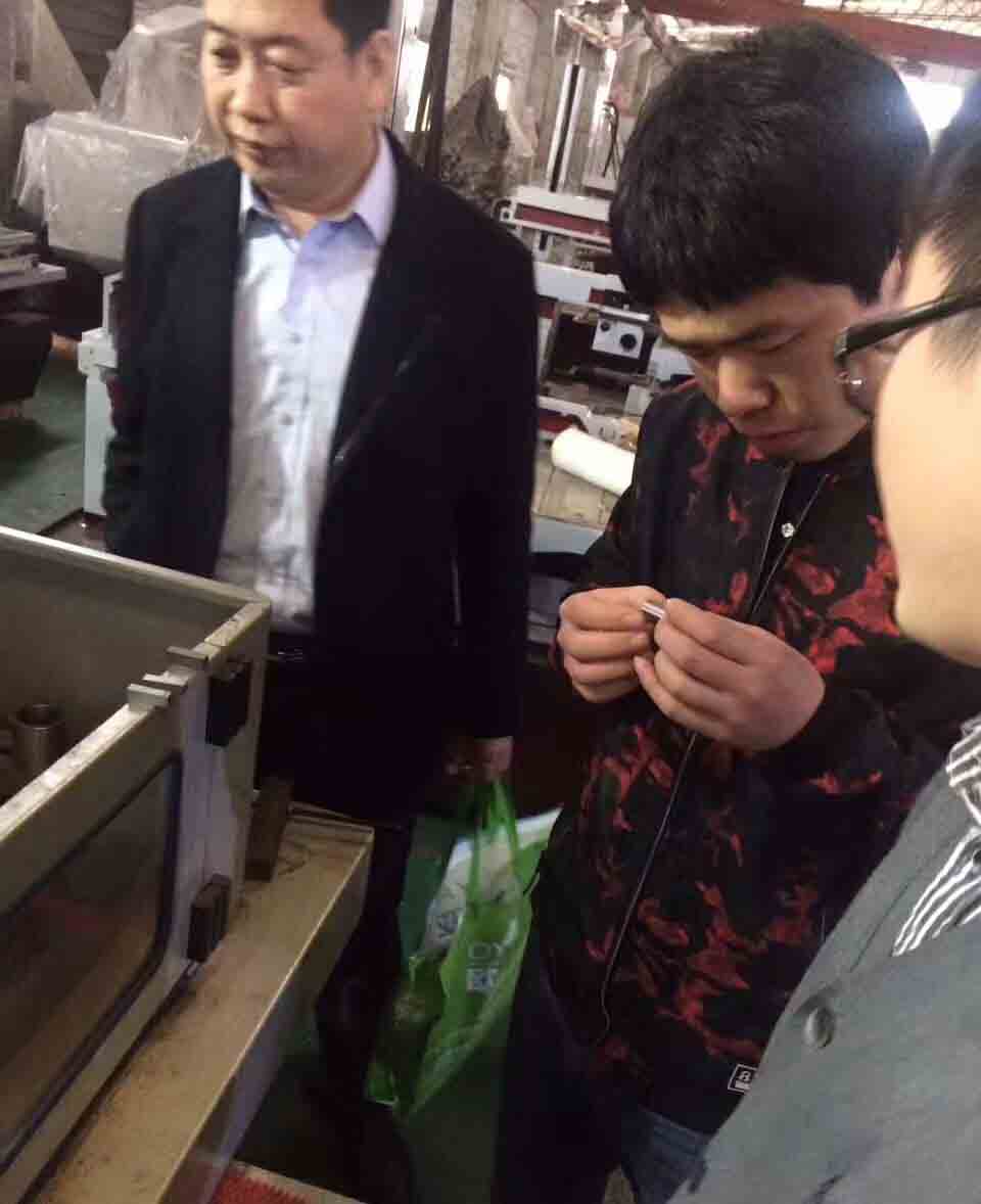 電火花線切割現(xiàn)場(chǎng)加工試樣