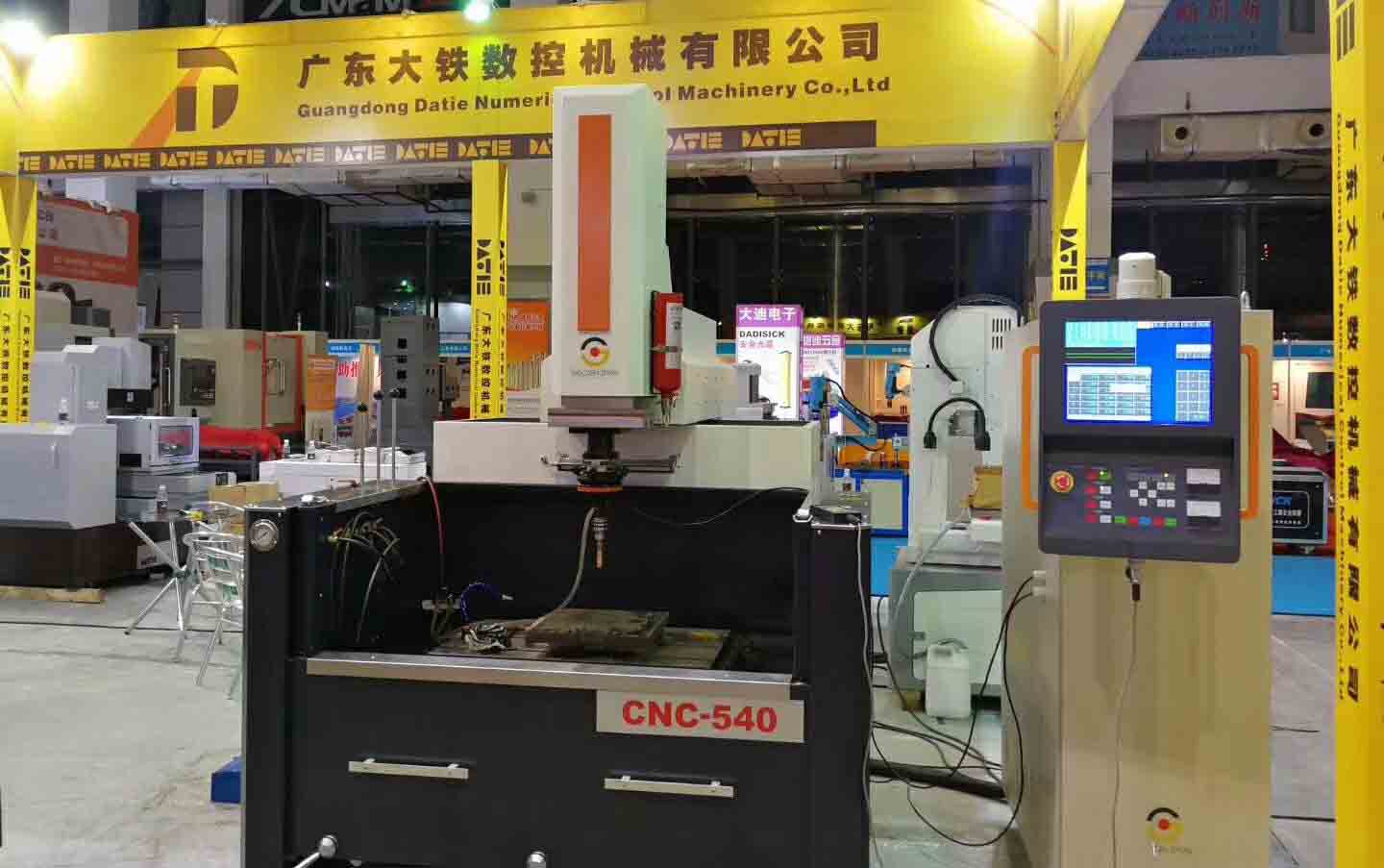 廣東大鐵東莞模具制造機(jī)械展現(xiàn)場(chǎng)鏡面火花機(jī)照片