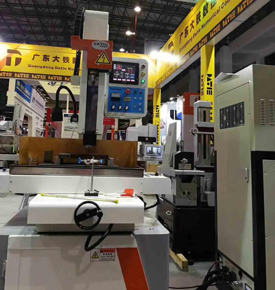 廣東大鐵東莞模具制造機(jī)械展現(xiàn)場(chǎng)穿孔機(jī)照片
