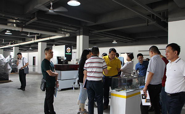 各企業(yè)老總參觀大鐵中走絲樣件