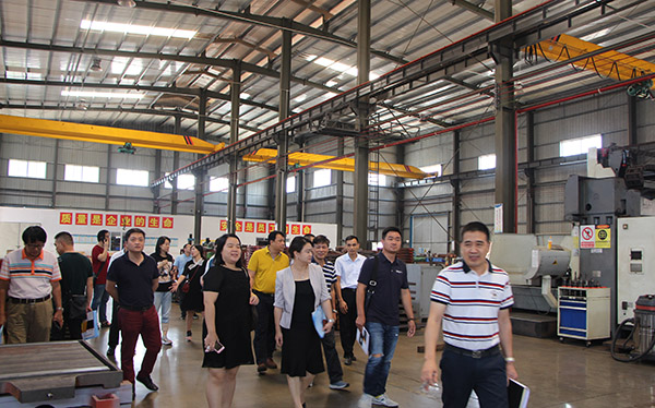 各企業(yè)老總參觀大鐵機加車間2